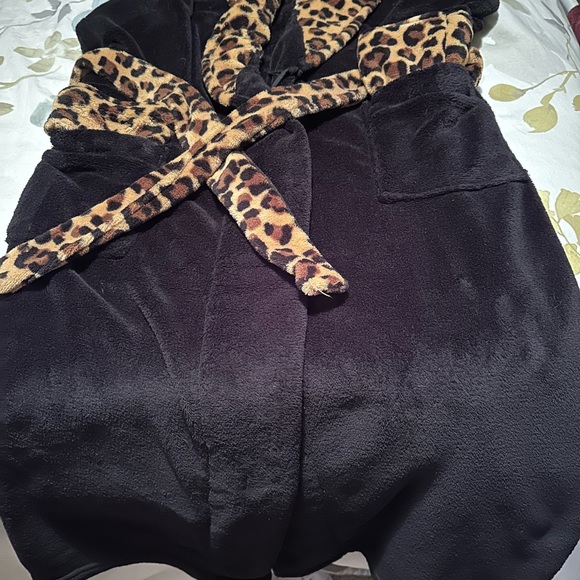 Beautiful Robe - Picture 3 of 8